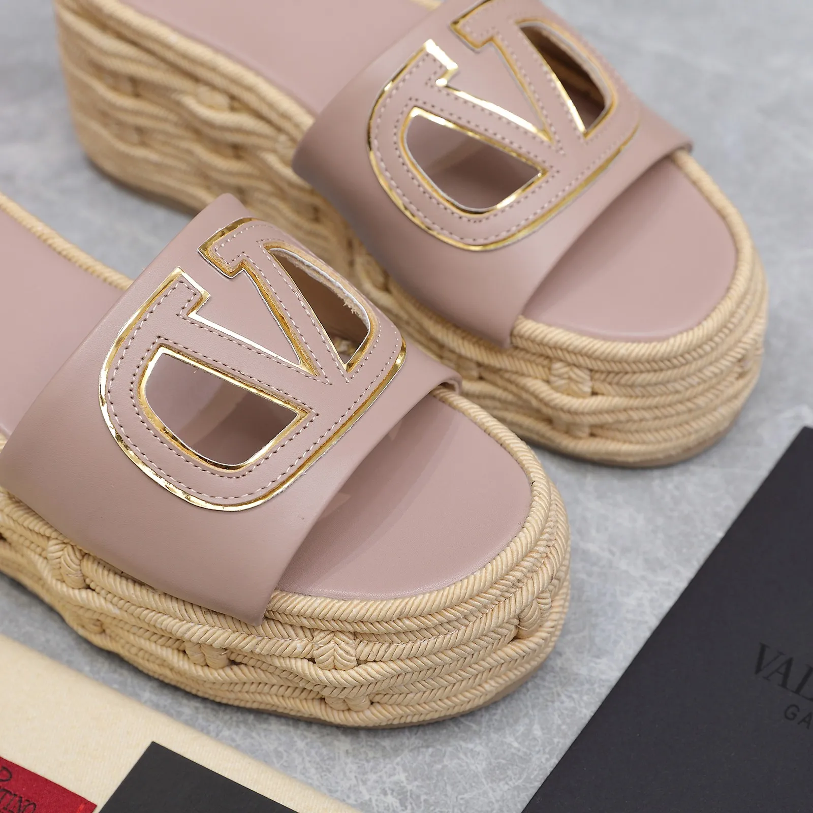 👟👟Ex-factory price 640👟👟The highest version💯💯💯 2024 early spring counter catwalk style updated simultaneously 💗Valentino💗Valentino Wedge hemp rope bottom slippers/follow-up sandals series ——————————Top version Super creative craft design highlights the brand’s unique style, luxury fashion and highly recognizable Exquisite round head, perfect side arc, extremely pure taste, ladylike temperament and full of femininity‼ ️ Upper: Made of imported cowhide. Lining: Made of mixed sheepskin. Italian imported cowhide outsole. Wedge heel back height: 8.5CM. Front height: 5.5CM. Code number: 35-41 (41 customized)